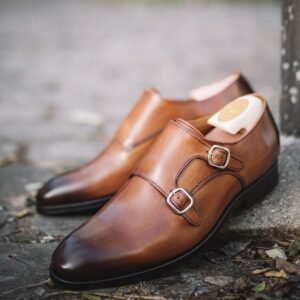 Ces chaussures élégantes et sophistiquées, de style double monk strap, sont parfaites pour les hommes modernes recherchant confort et classe.