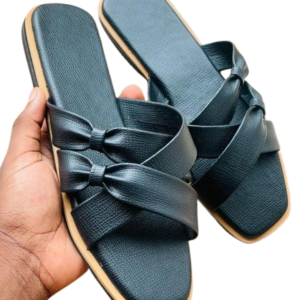 C’est la chaussure incontournable pour vos journées bien remplies ou vos moments de détente au village, à Douala ou à Yaoundé