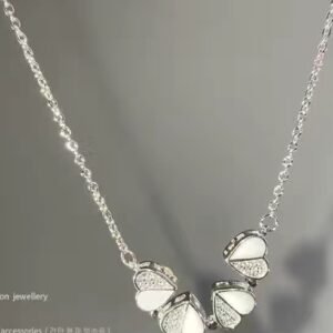 Collier élégant avec pendentifs en forme de cœur et cristaux scintillants.